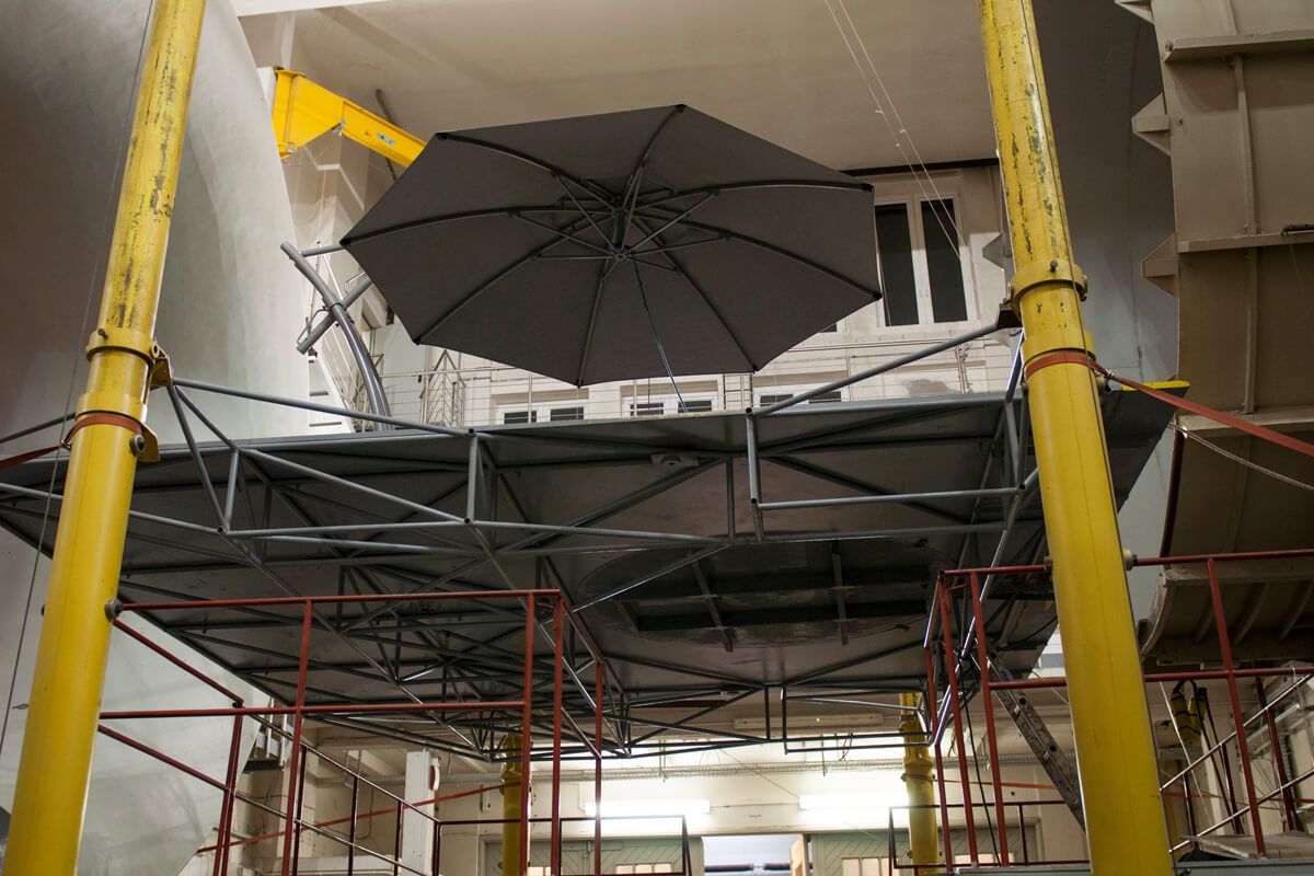 Testowanie parasoli w tunelu aerodynamicznym